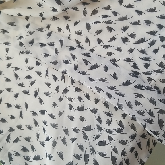 RW & CO Feather Print Crepe Sleeveless Blouse - Picture 3 of 6